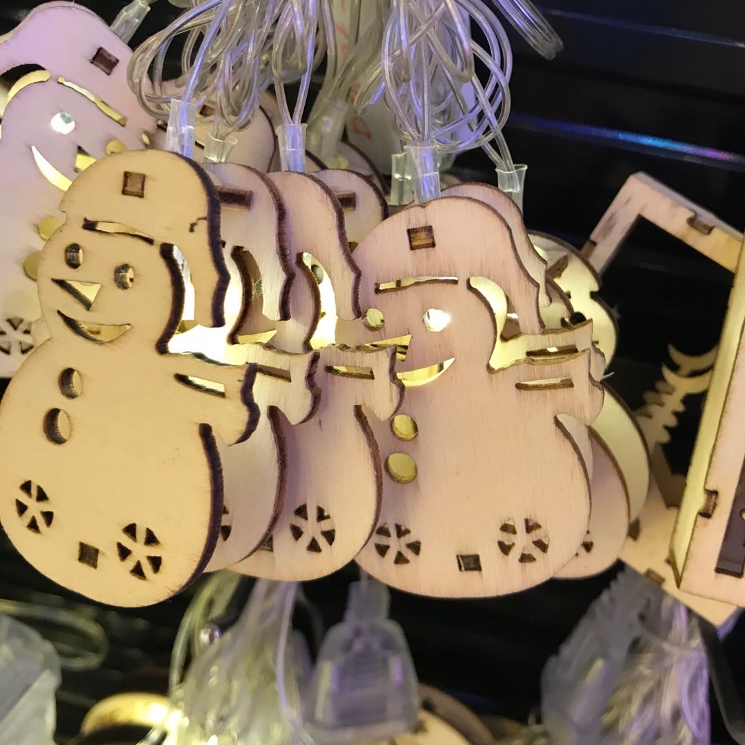 卧室装饰品LED木质镂空雪人网红小彩灯闪灯串灯满天星网红灯房间布置细节图