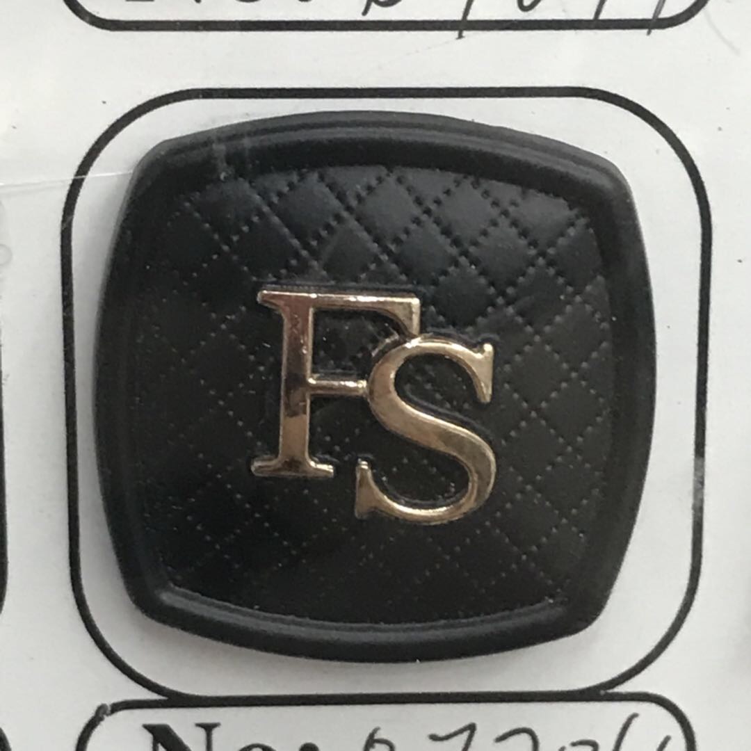 黑色方形哑光纽扣金属LOGO服饰搭配扣子图