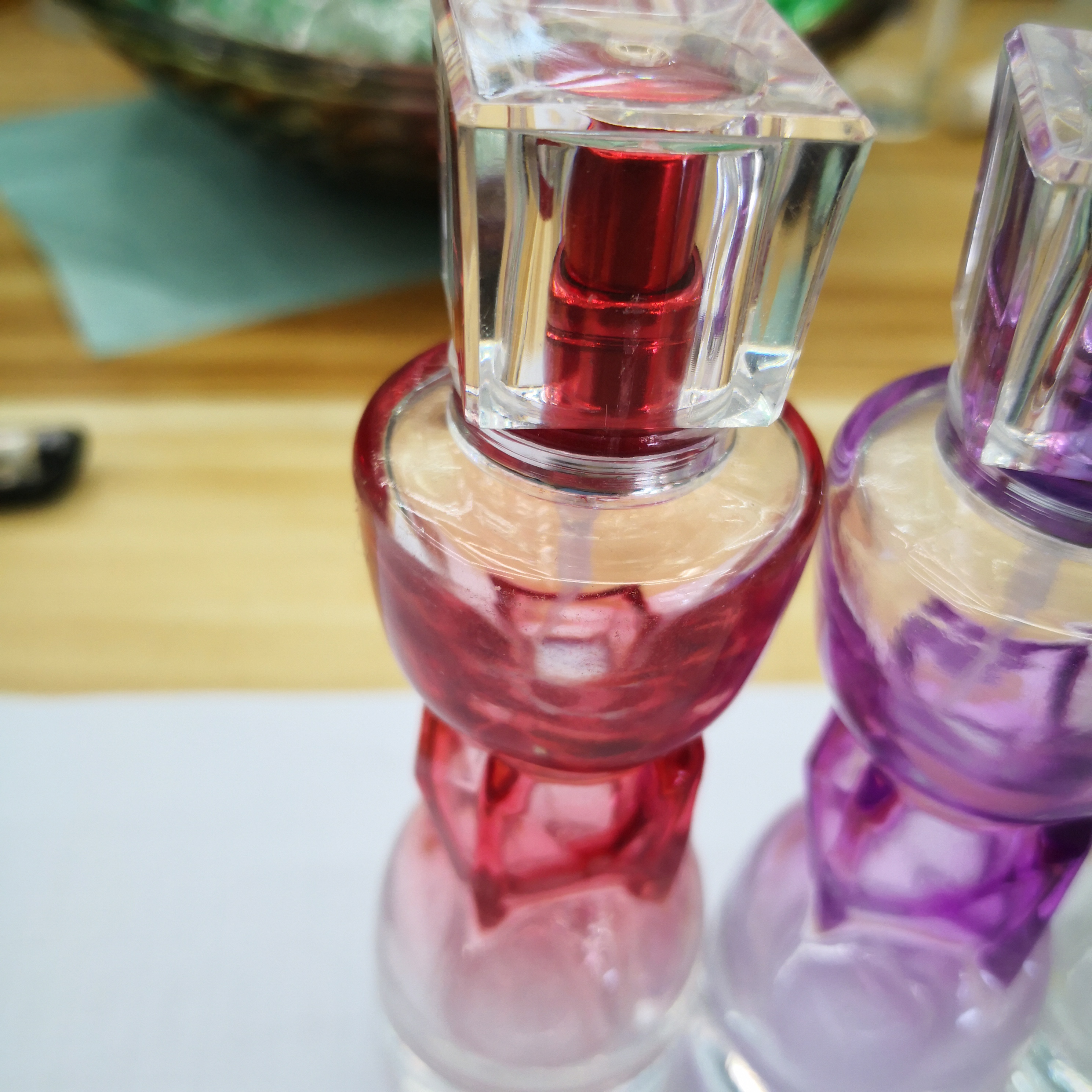 Portable perfume and spray bottles with color gradient glass are available in four colors details Picture