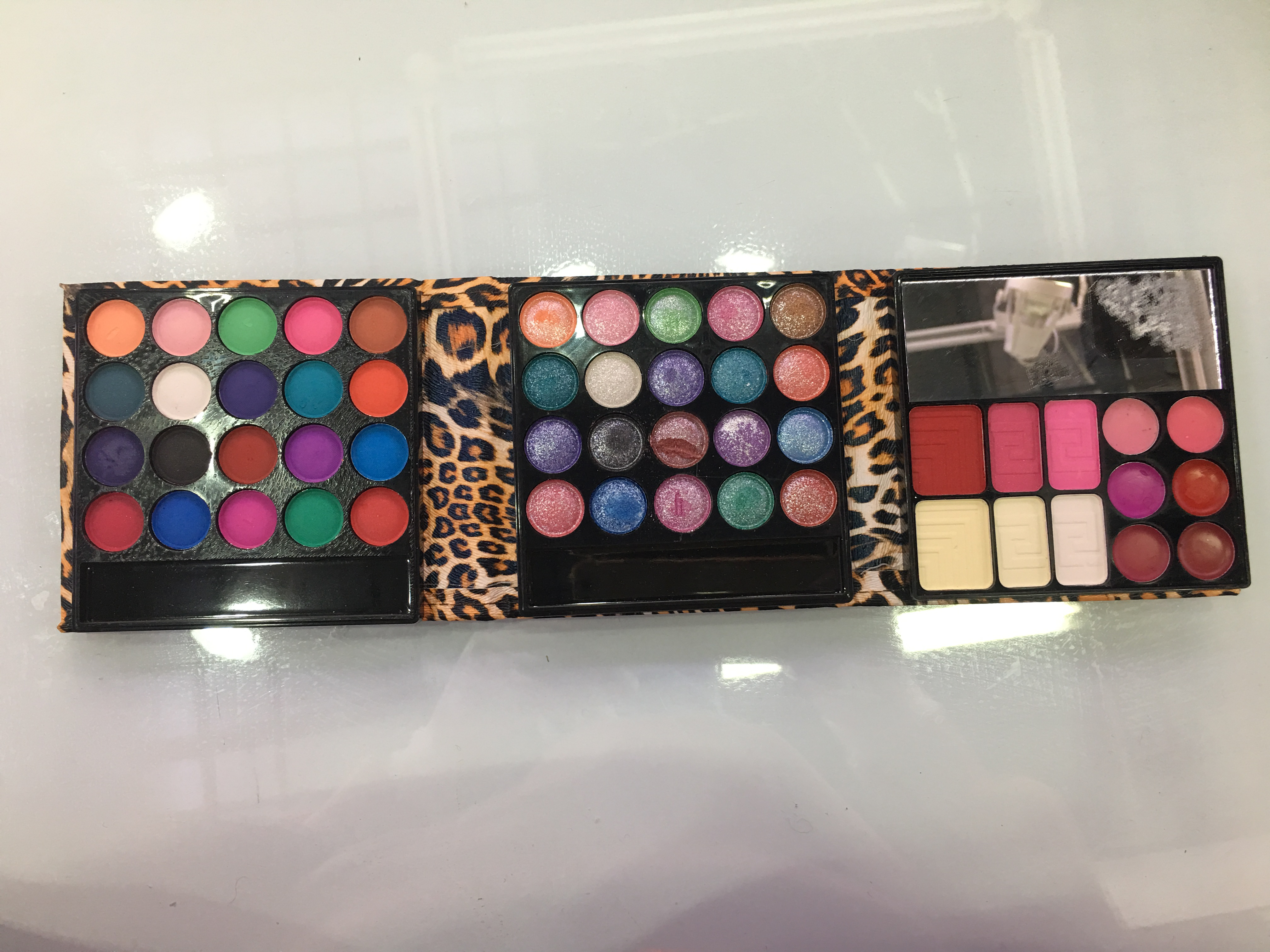 Beginner's leather bag 52-color make-up box Multi-color eye shadow, blush lipstick powder set box, eye shadow box 8076