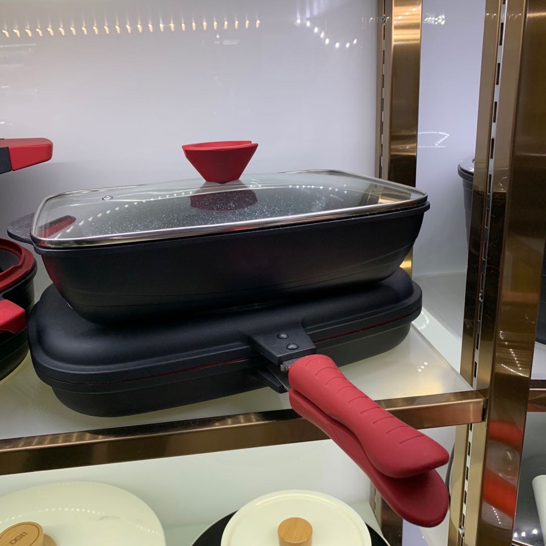 A 14-piece set of black silicone handle die-cast frying pan
