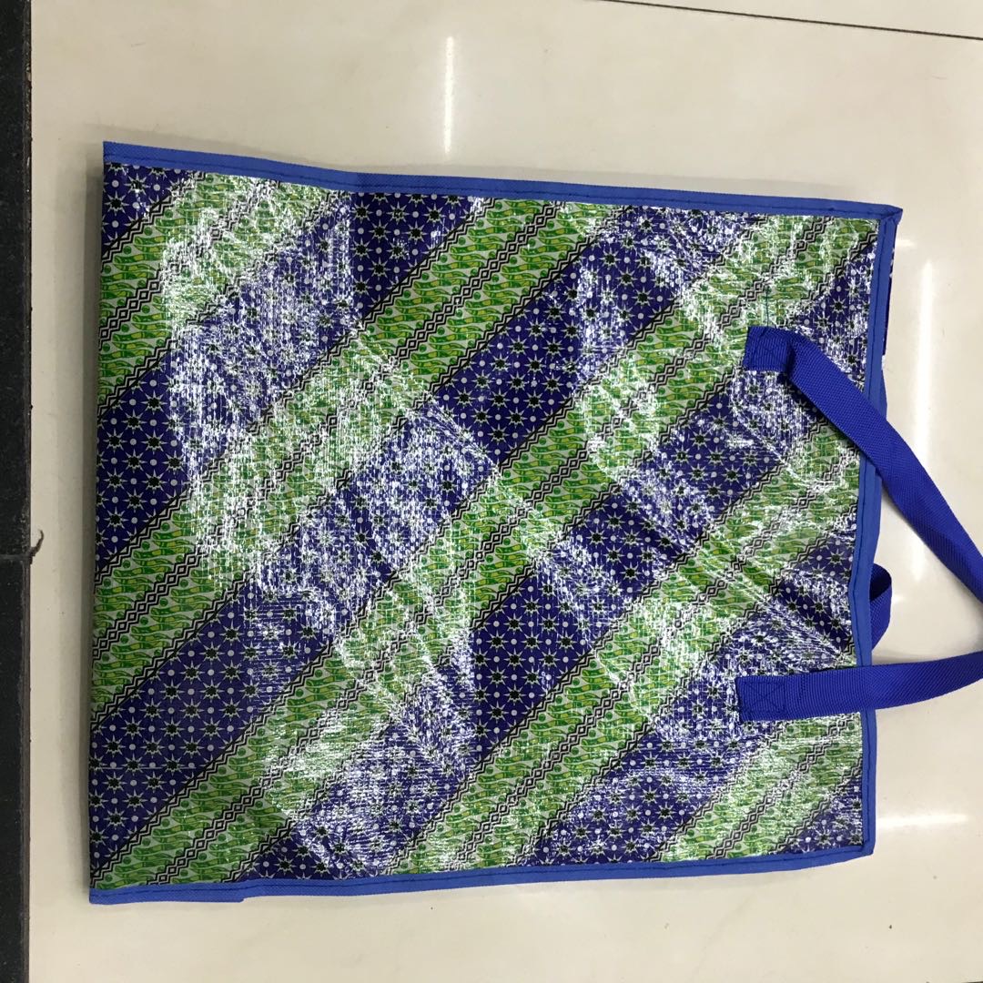 A simple dark-colored blue-green style paired with pp material woven bags