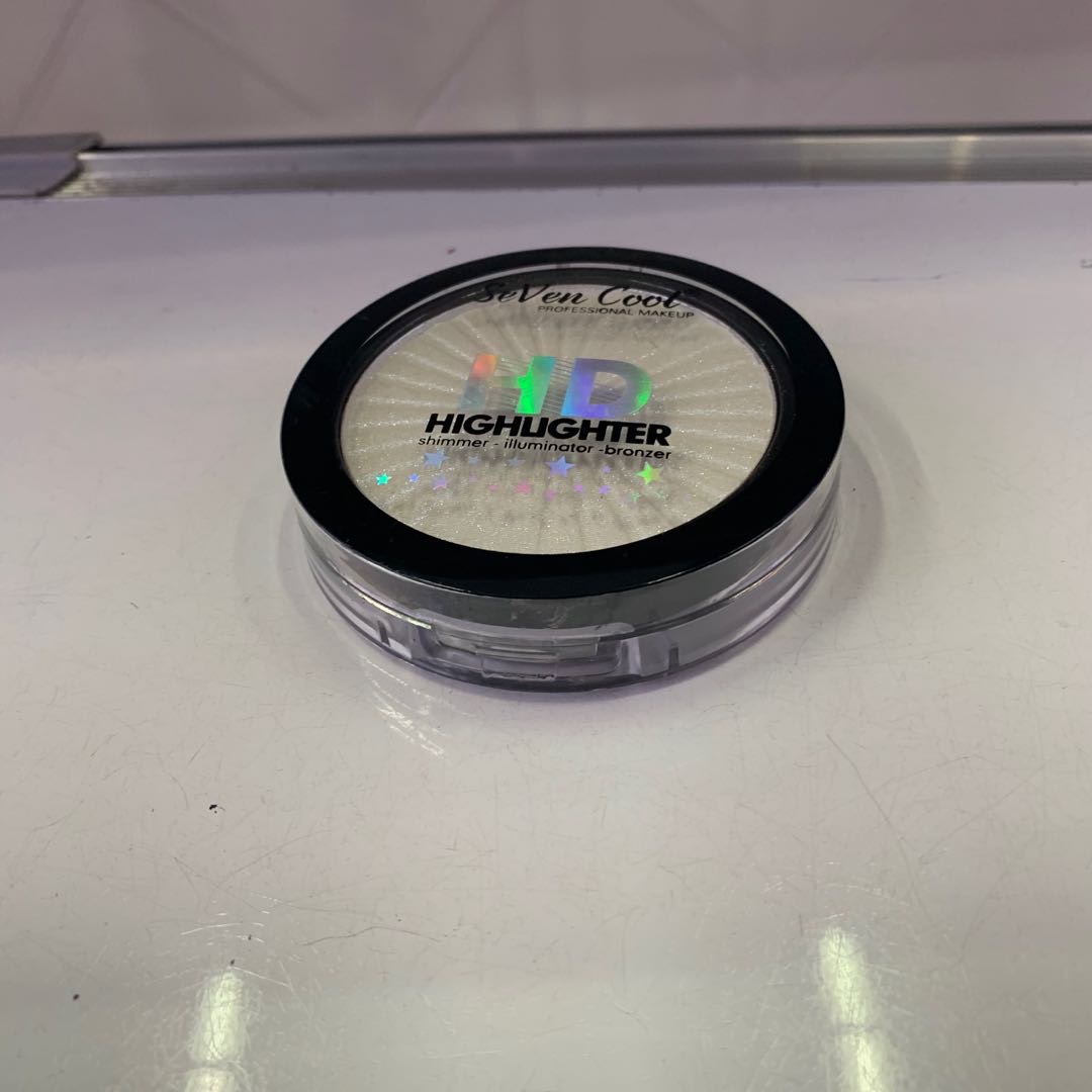 The semi-transparent high-gloss cosmetic case is portable