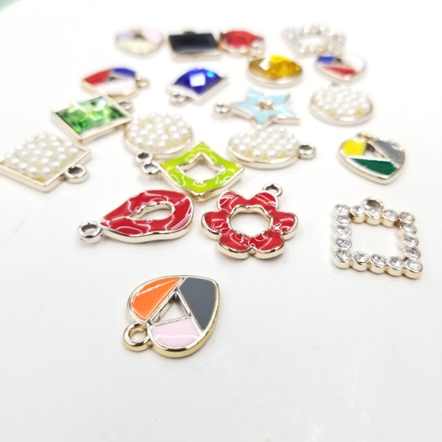 Popular seven-color alloy pendants, clothing, jewelry and accessories in Japan and South Korea Specification image