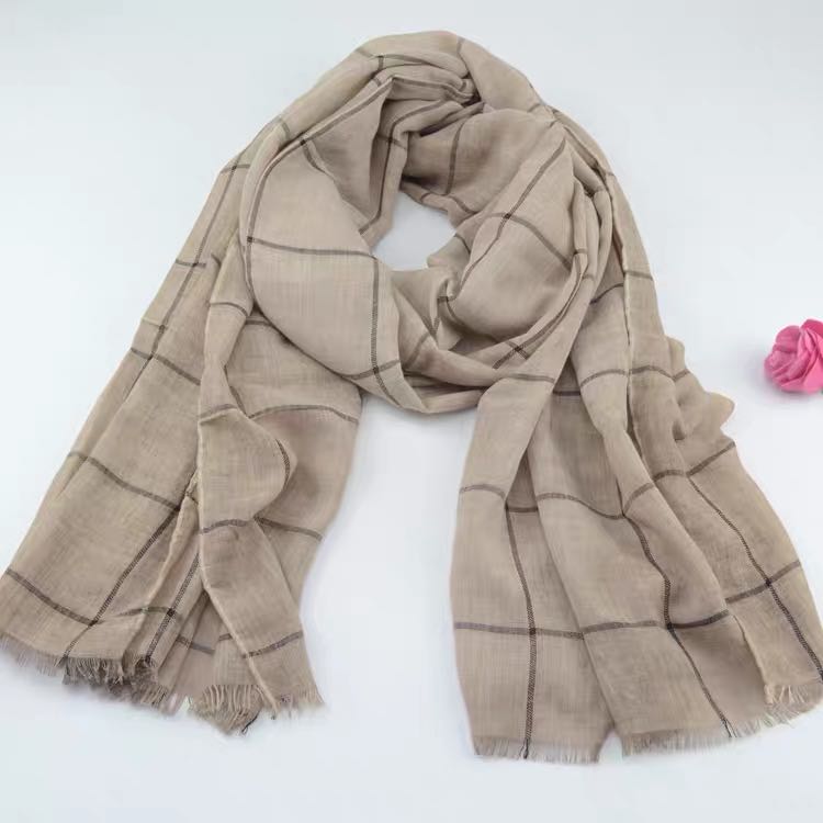 A popular and versatile women's scarf, a comfortable and stylish long shawl for spring and autumn
