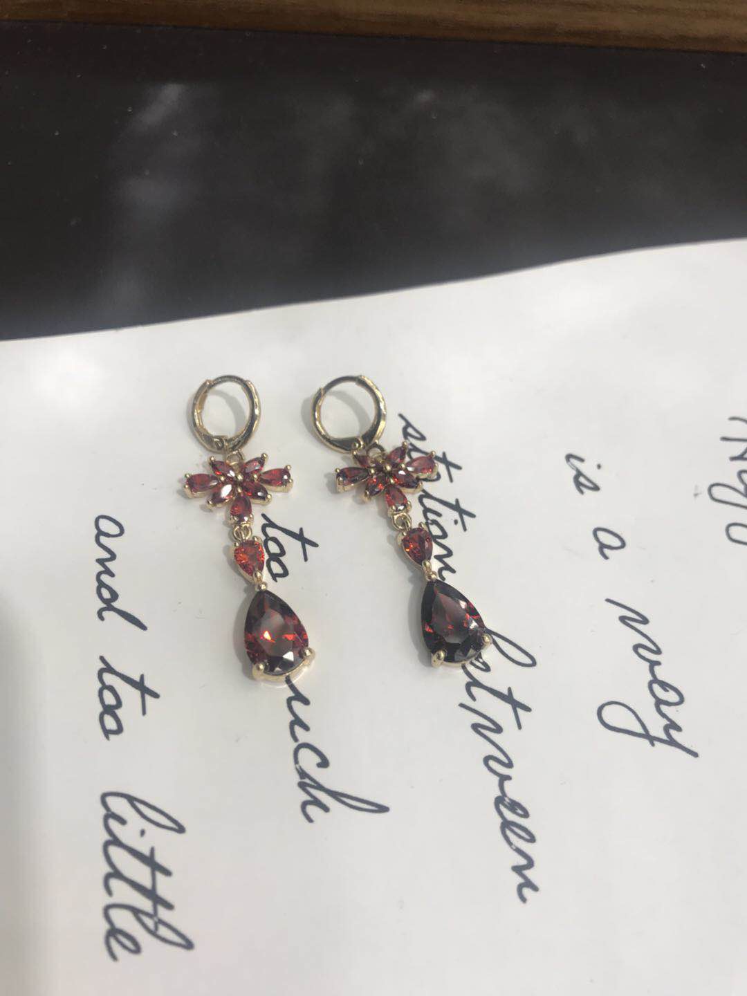 Red zircon earrings from Japan and South Korea, long, super shiny, luxurious and elegant, anti-allergy super shiny earrings for women