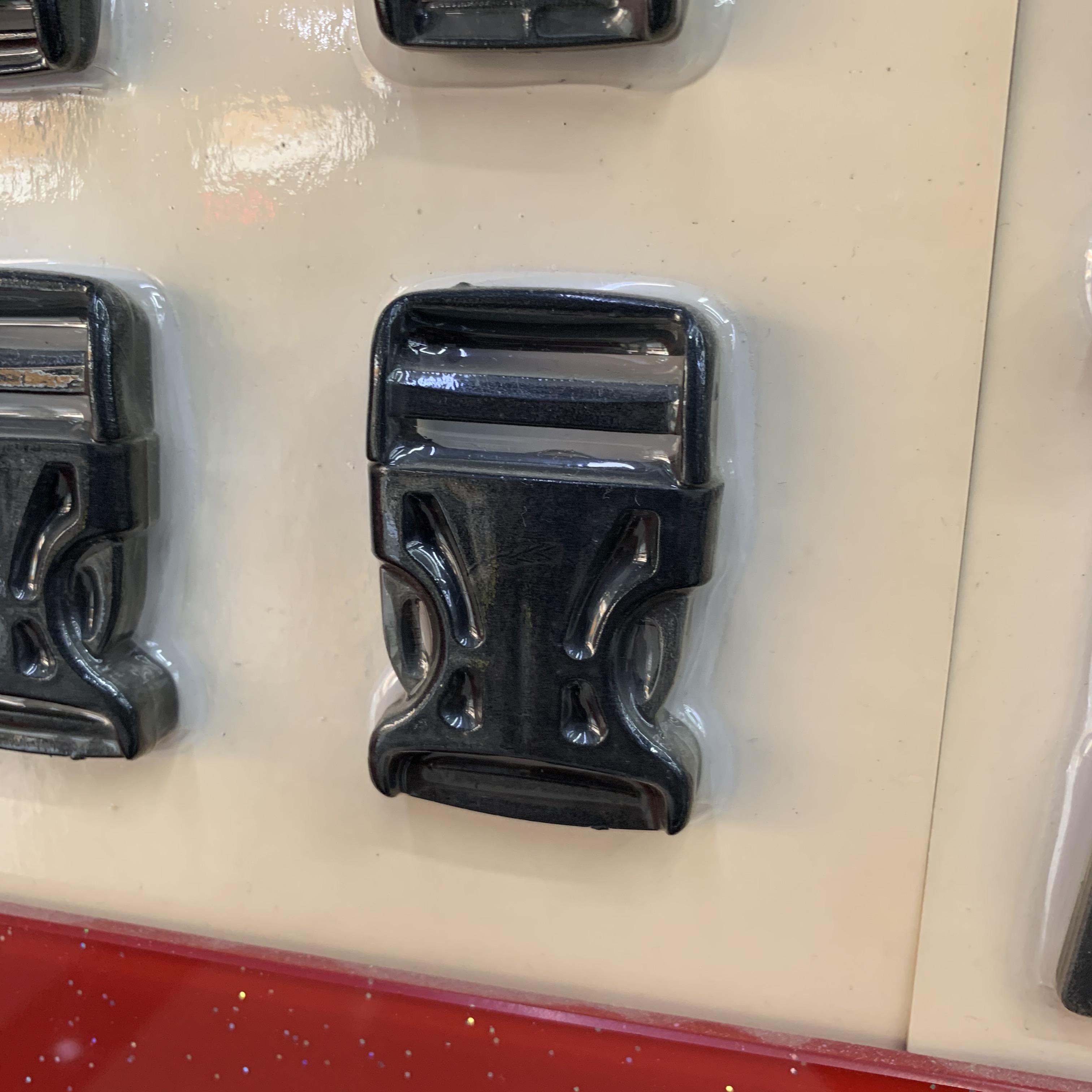 The hardware parts of the shoulder strap on the schoolbag, the metal fixed buckle, the bag button, the accessory buckle, the snap buckle, the lock, and the QQ label details Picture