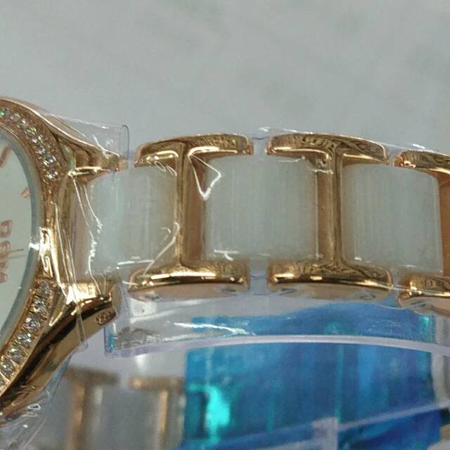 A high-end women's watch with water resistance, fashionable new Korean version, trendy and simple style, a popular student women's watch on Douyin Specification image