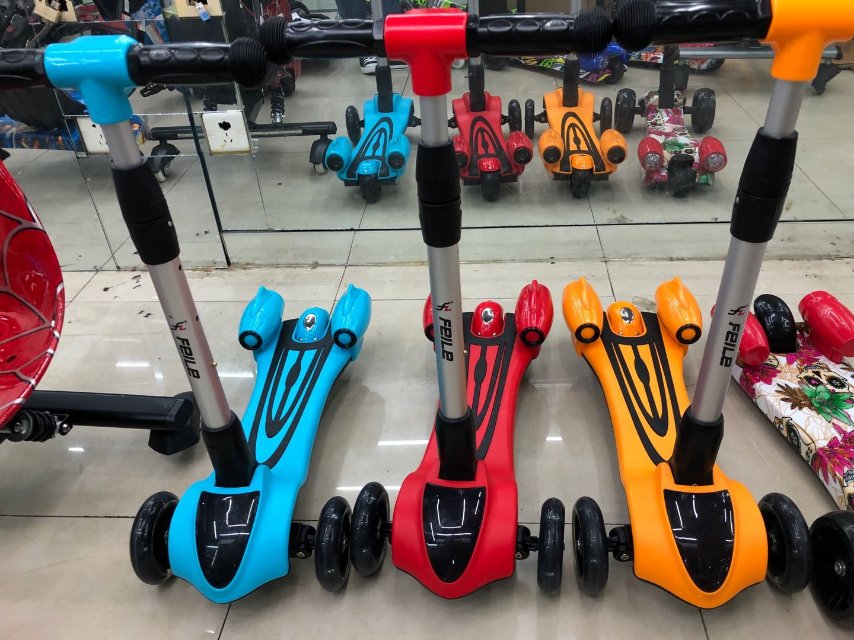 ZLPWC1型钢架带喷雾彩灯儿童滑板车