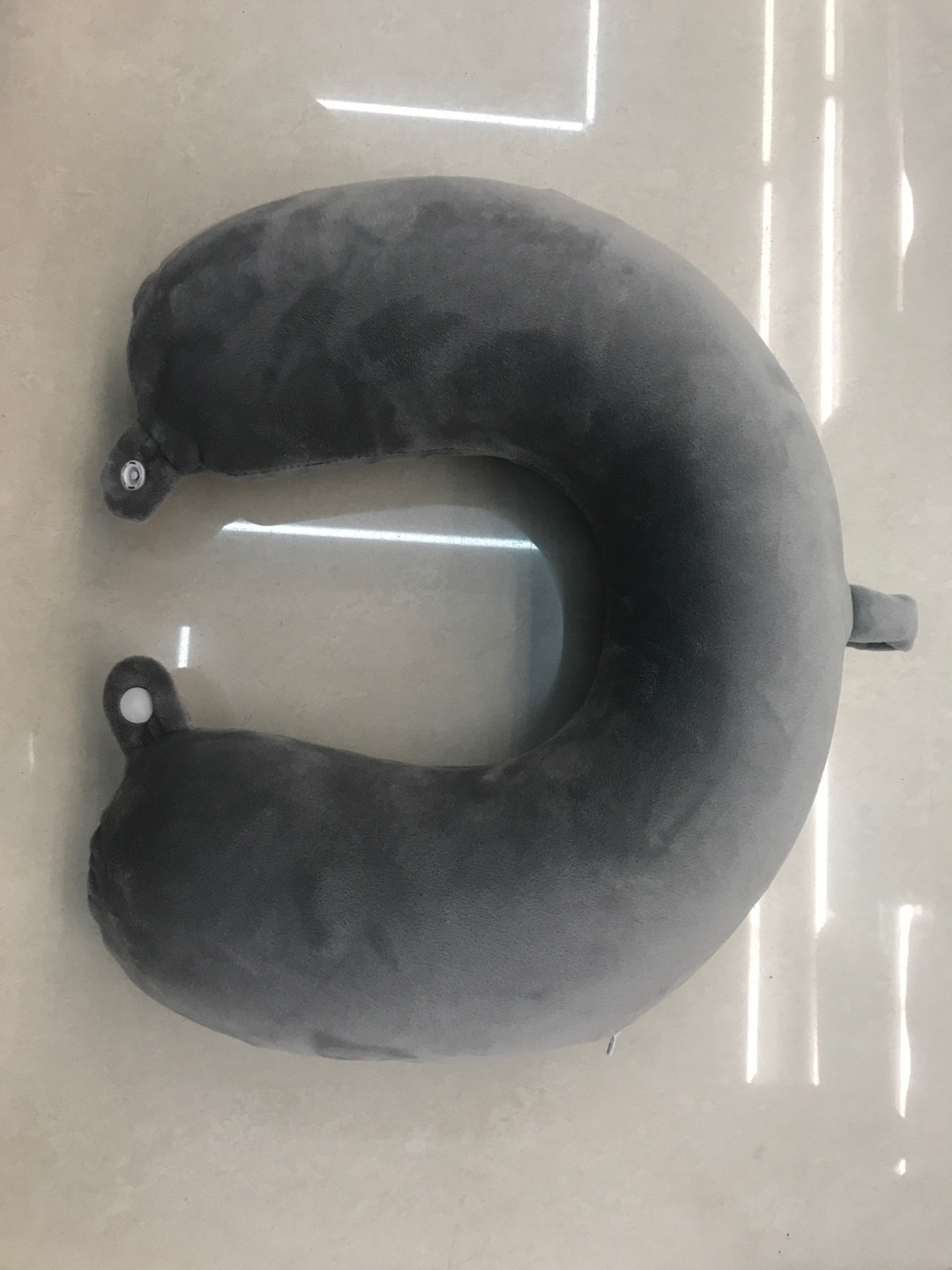 U-shaped neck pillow - memory foam buckle details Picture