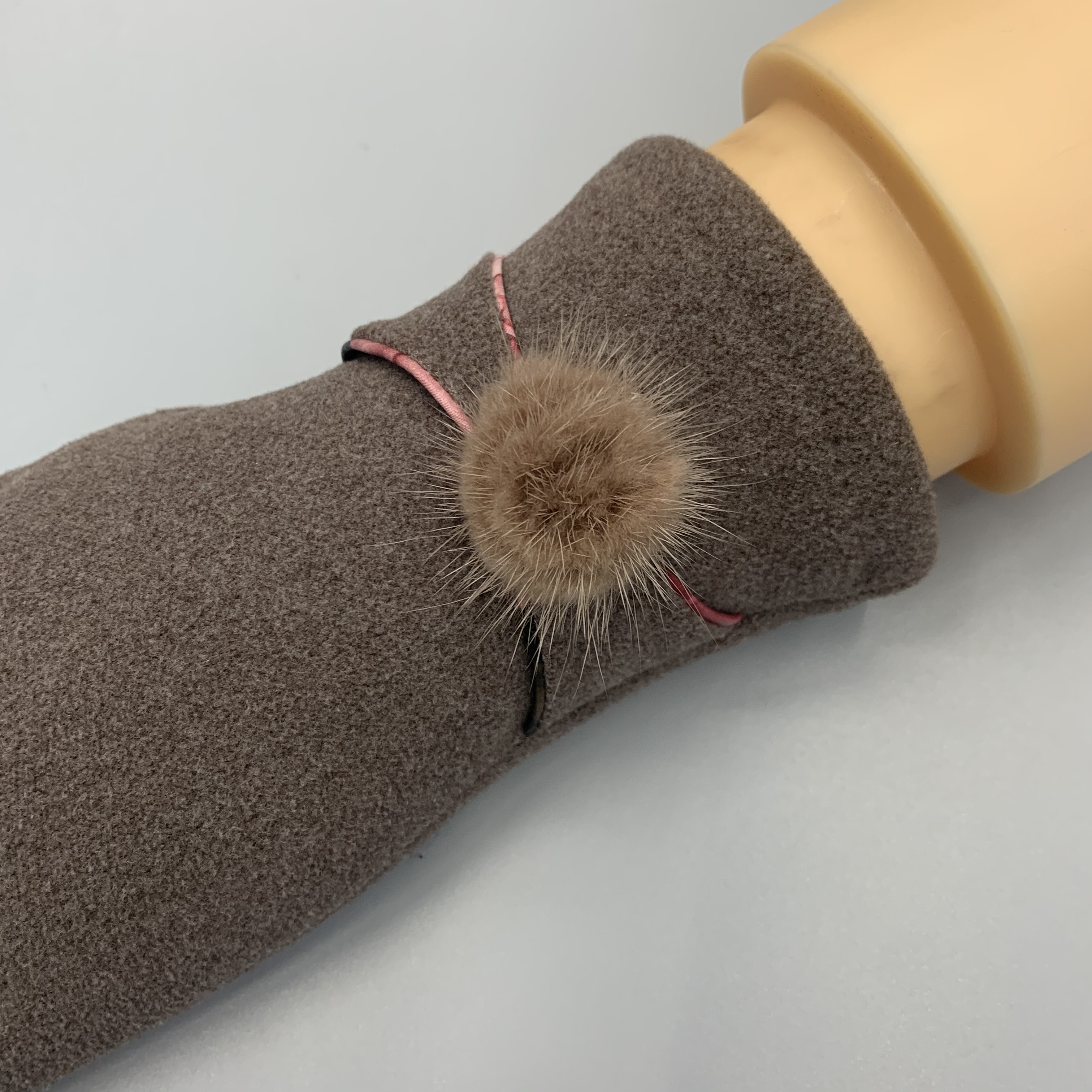 Foreign trade export gloves to Europe, America, Japan and South Korea. Women's winter faux fleece and autumn and winter fleece warm driving students' fashionable gloves details Picture