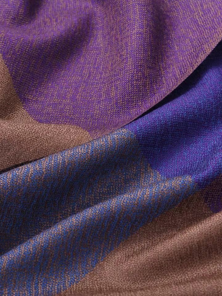 A classic long scarf with a popular autumn and winter ladylike shawl worn over a lady's scarf Specification image