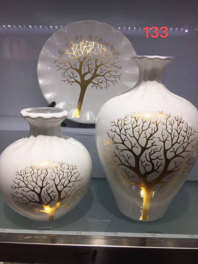 白色陶瓷花瓶，金色花纹餐盘，工艺品摆件