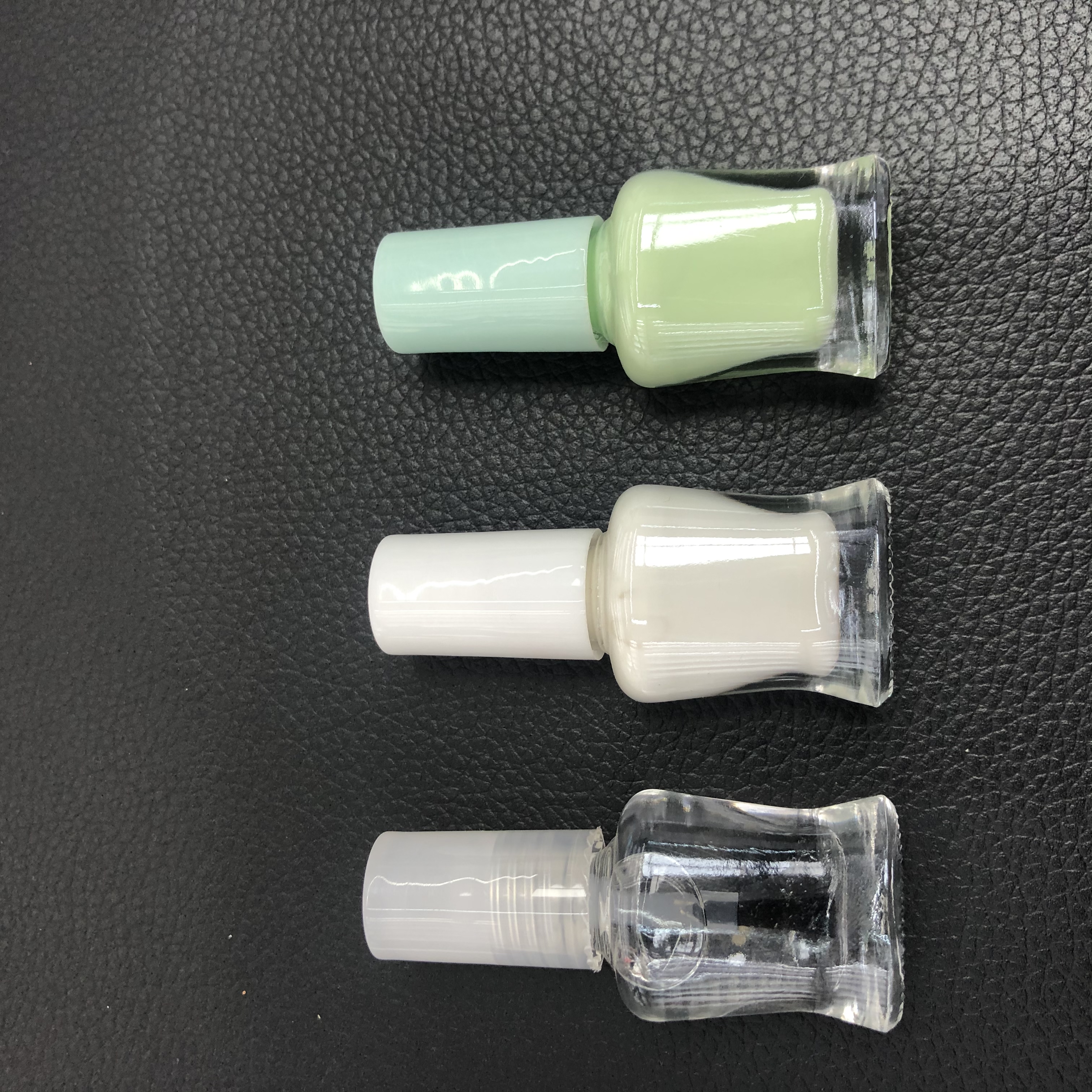 Fashionable colored nail polish comes in a rich variety of colors, allowing for free selection and combination. Small bottles are more convenient details Picture