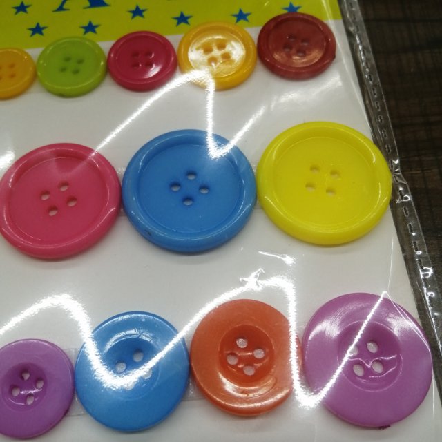 Manufacturers Direct Sales Color Resin Four Eyes Fine Edge Button Qq Child Diy Handmade Buttons Children's Shirt Uniform Buttons Color Buttons Plastic Buttons details Picture