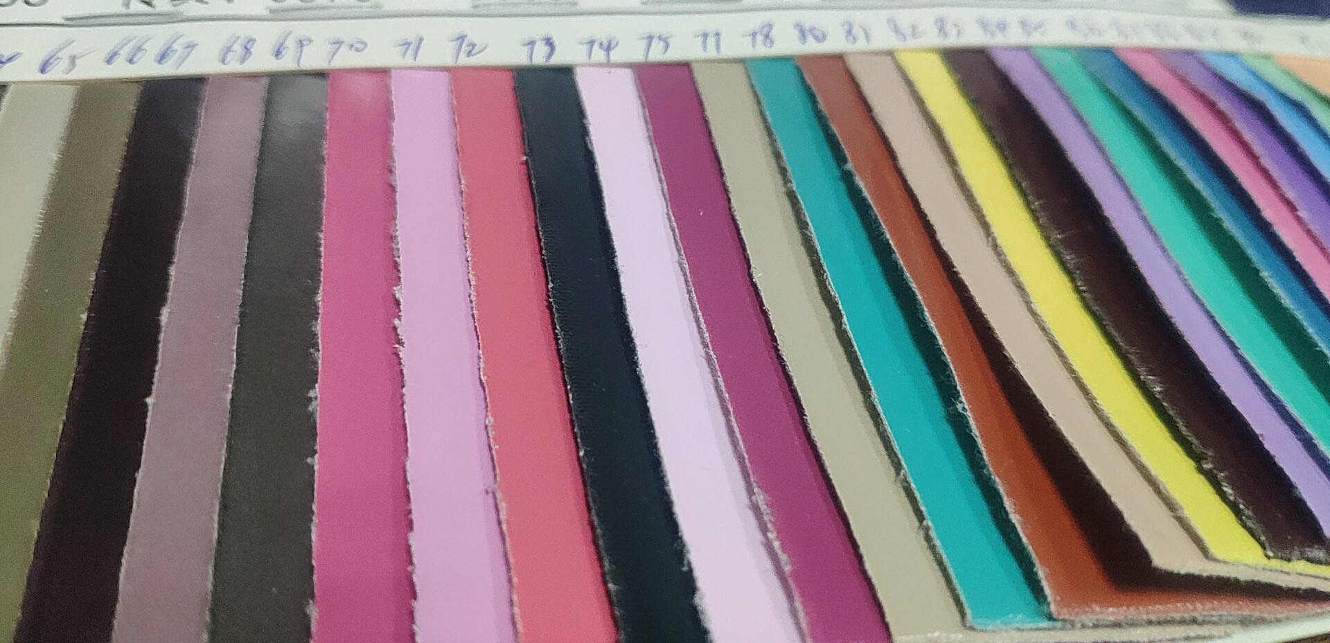 B119 caviar pattern factory direct sales, hot-selling new PU leather, large stock, high, medium and low grade luggage, sofa, shoe materials and fabrics Specification image