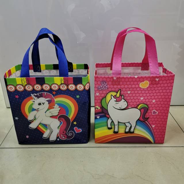 Non-woven fabric laminated unicorn three-dimensional bags, hand-held bags and gift bags are available in multiple colors