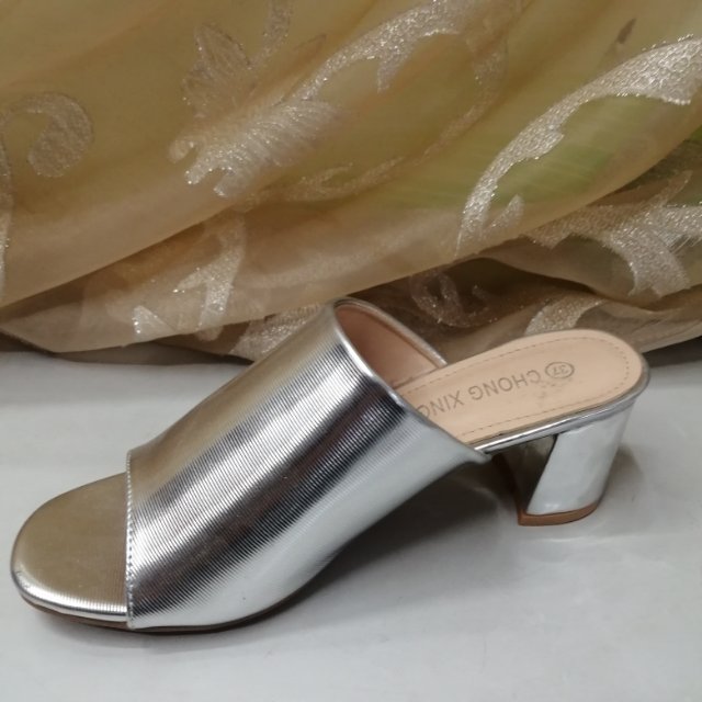 金属银色横纹宽鞋面时尚女士中跟高跟时装凉拖产品图