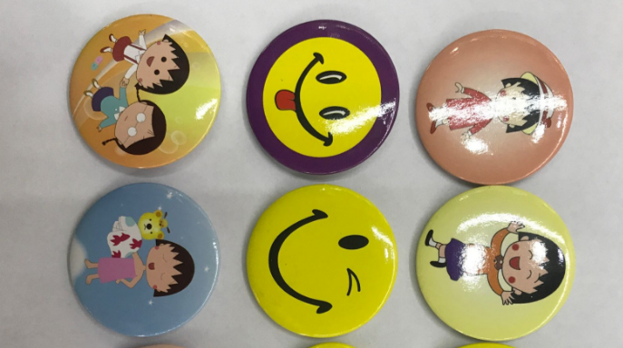 Tinplate badge details Picture