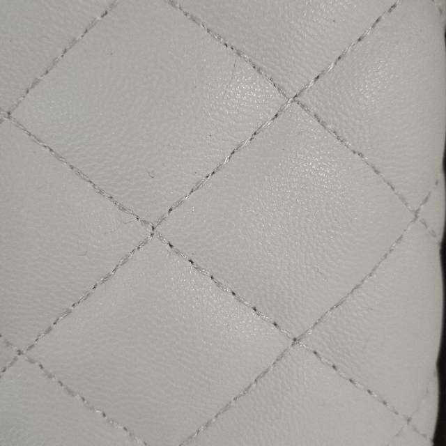象牙白手拿包零钱包菱形花纹细节图