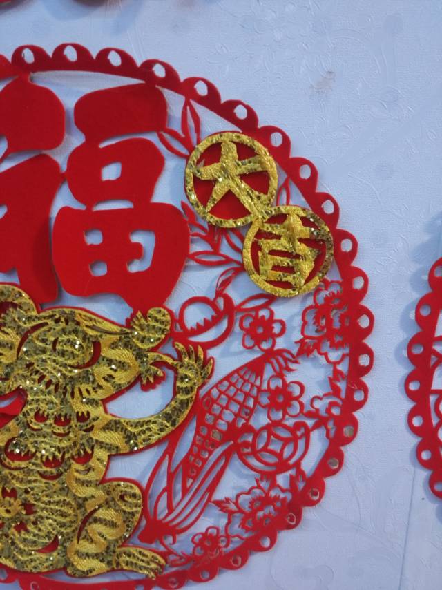 Hollowed-out window flower pendants with the character "Fu" are decorative handicrafts for the Spring Festival, suitable for festive occasions details Picture