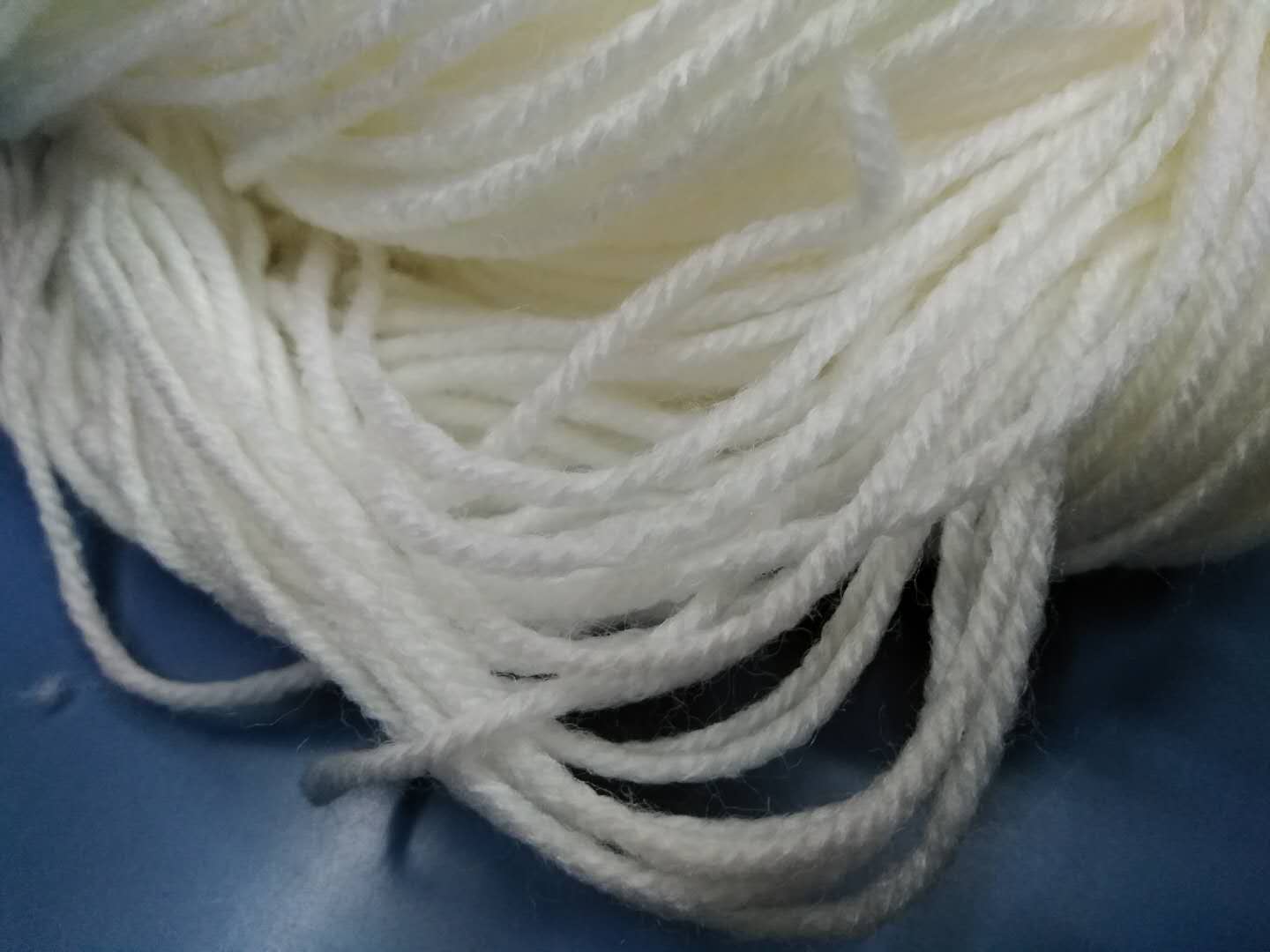 The manufacturer has solid color scarf yarn, coarse wool yarn and wholesale wool yarn for men and women in stock details Picture