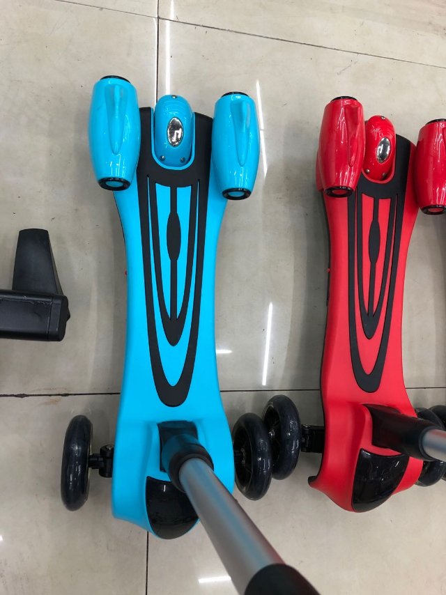 ZLPWC1型钢架带喷雾彩灯儿童滑板车细节图