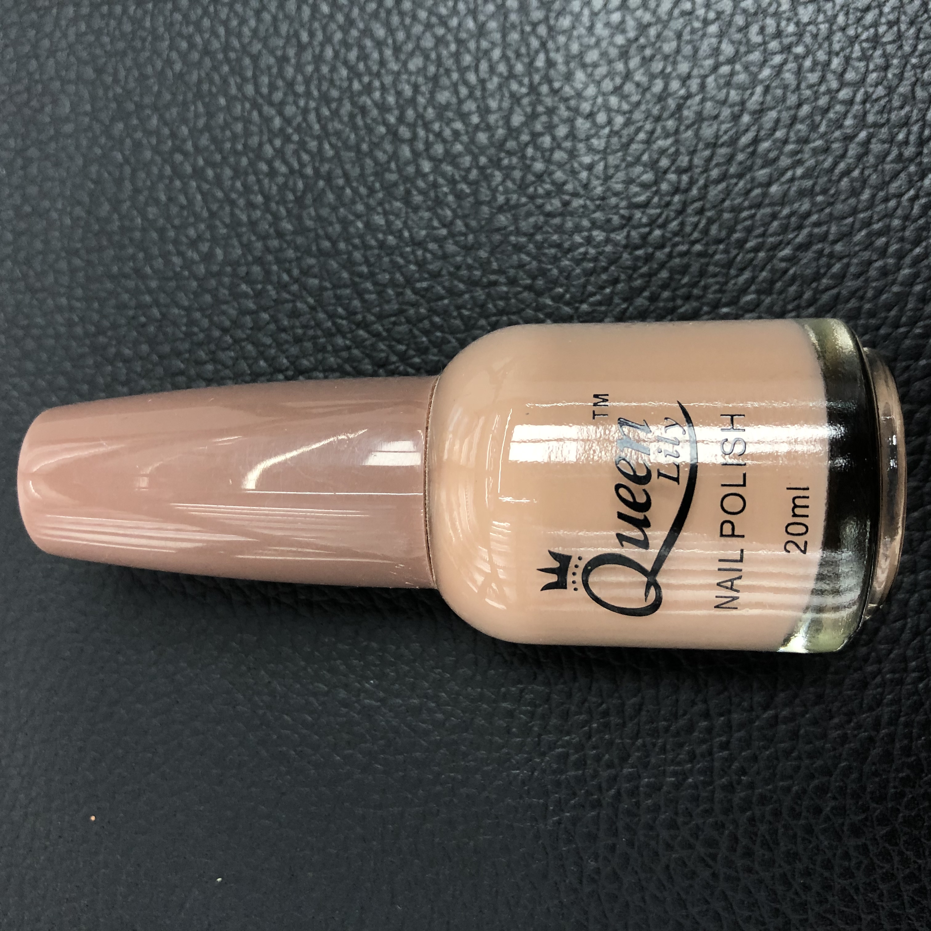 Fashionable colored nail polish comes in a rich variety of colors, allowing you to freely choose and combine them