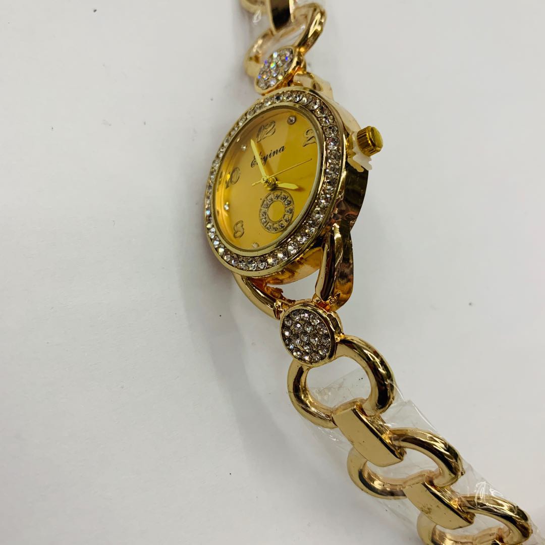 优雅时尚镂空环扣镶钻金属表带女士手表细节图