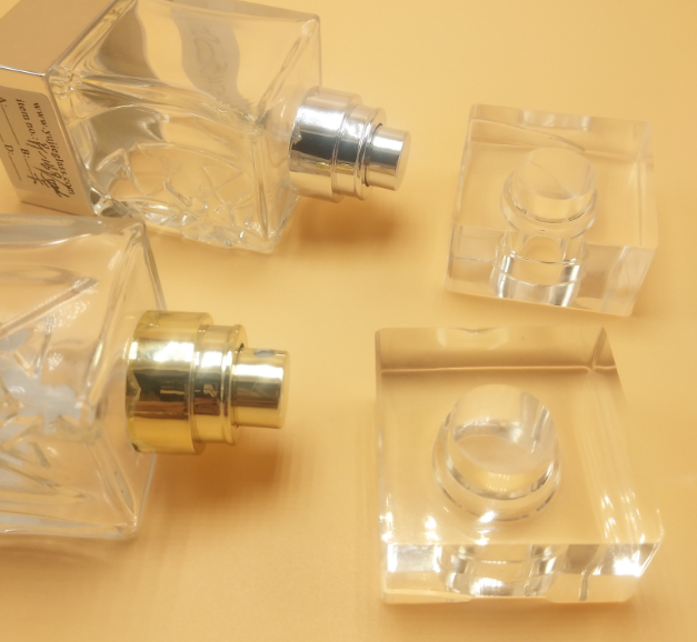 A new high-end transparent glass perfume bottle with irregular patterns details Picture