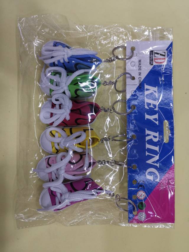 厂家直销多色鞋子造型钥匙扣颜色鲜艳挂件产品