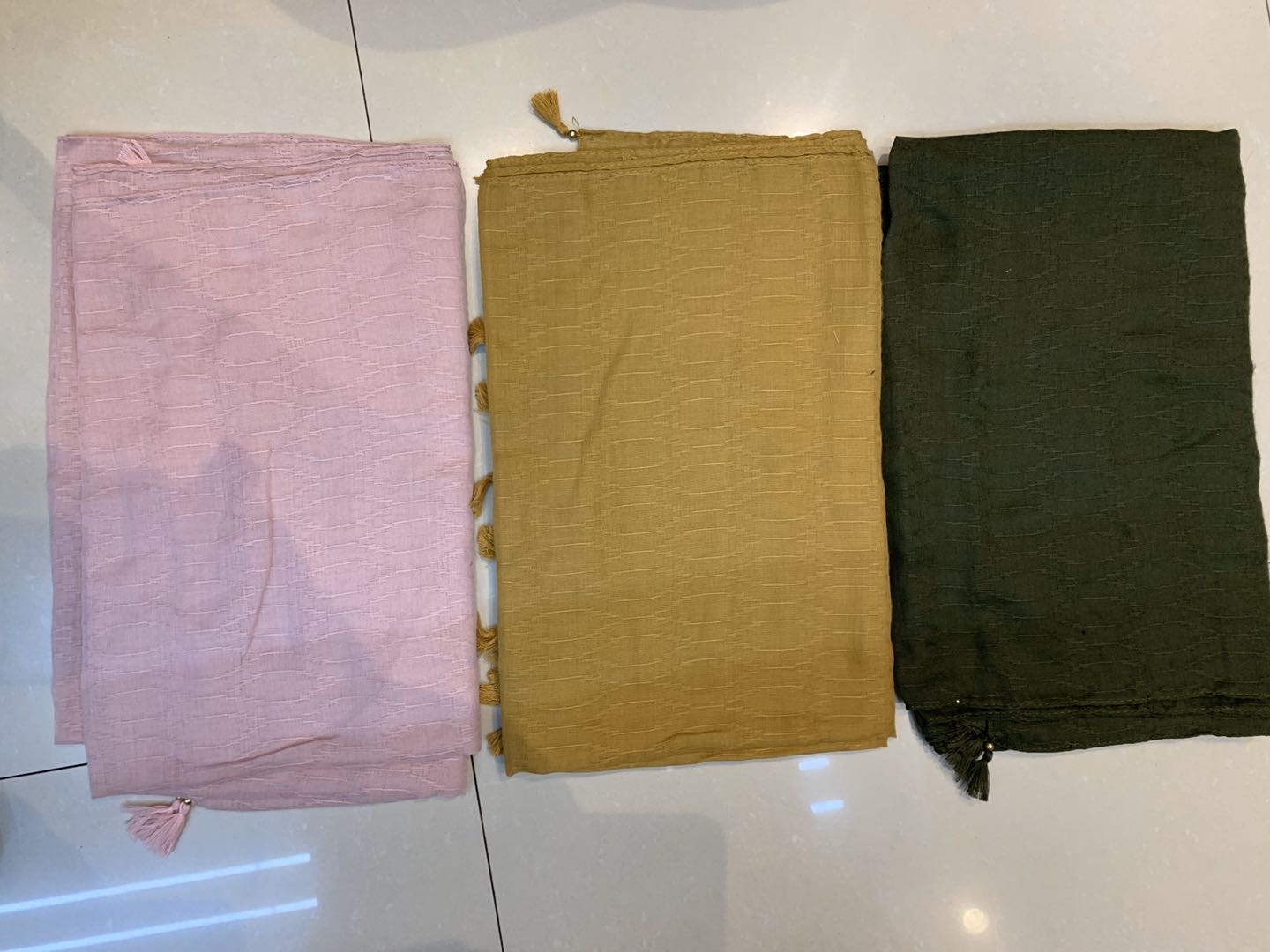 Ladies' scarves are fashionable, versatile, and trendy bestsellers. They feature wavy cut flowers, small pendants, and golden beads Specification image