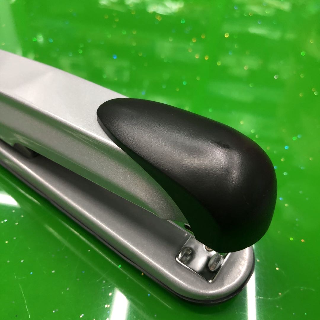 The lightweight thick-layer stapler is an economical stapler that can stitch 50 sheets of paper. It is a labor-saving stapler Specification image