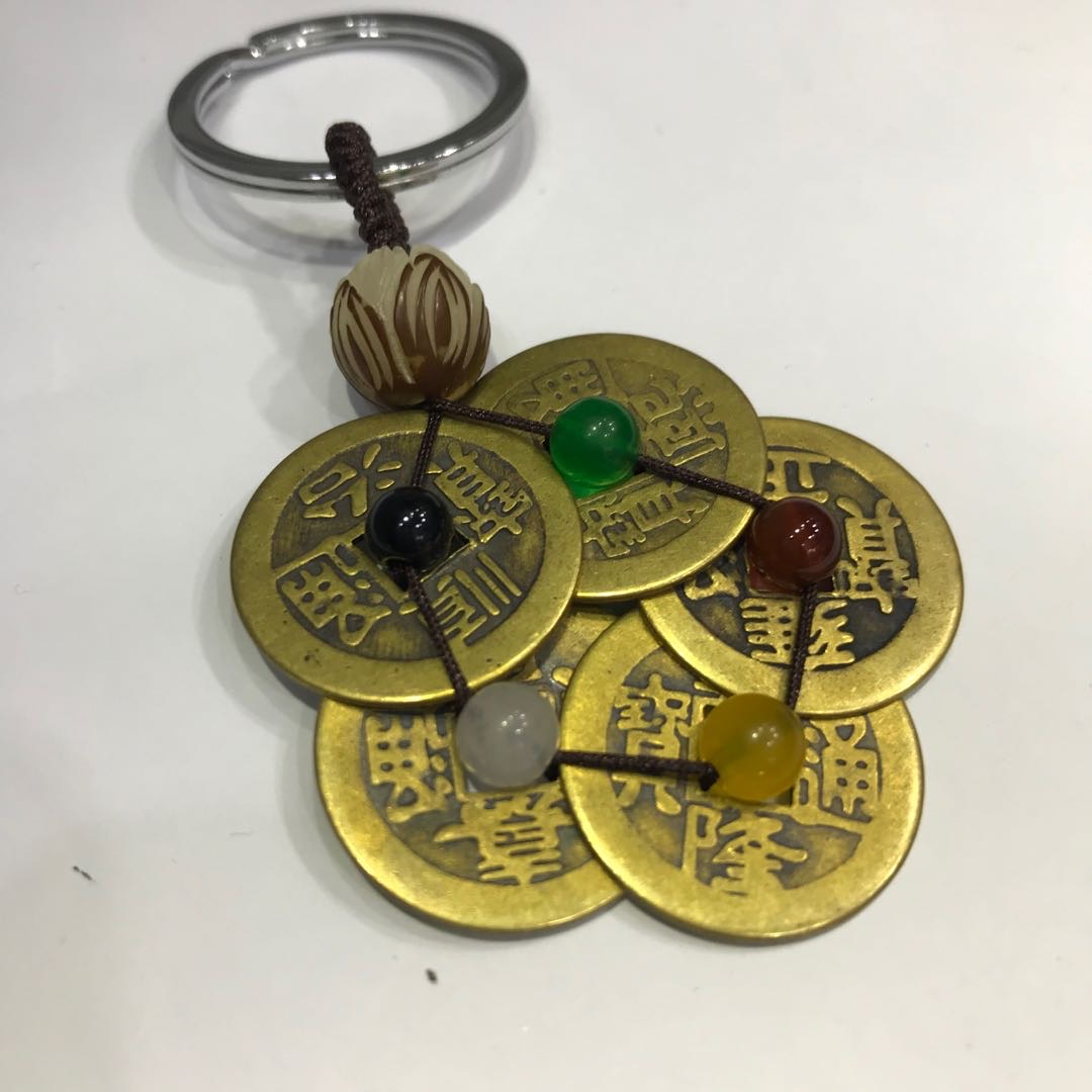 A pure copper five-emperor coin car keychain pendant for both men and women to carry with plum blossoms details Picture