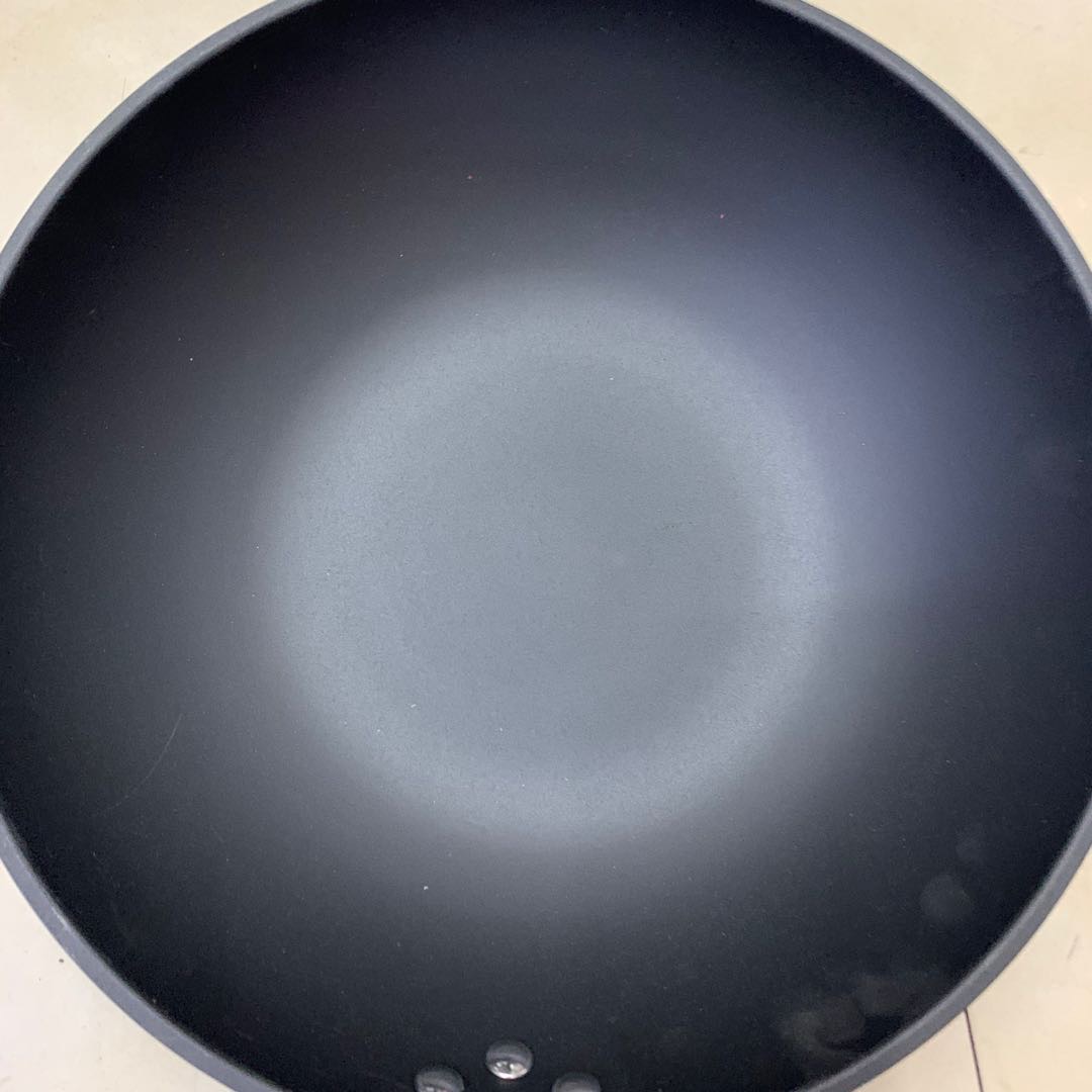 Woodblock non-stick pan, round-bottomed wok, old-fashioned kitchen household pot details Picture
