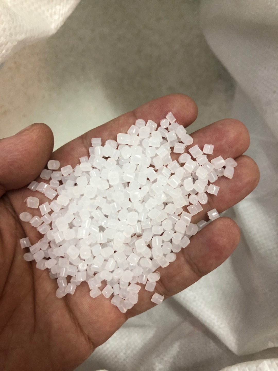 Yingtong Plastic White Transparent Small Particles Super High Pressure (Recycled material) details Picture