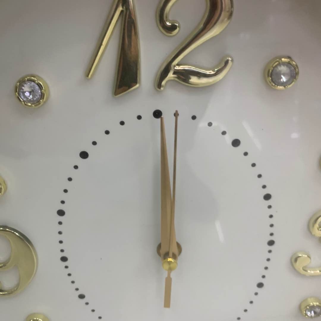 Simple and modern large wall clock, silent living room watch, home personalized and creative wall watch quartz clock details Picture