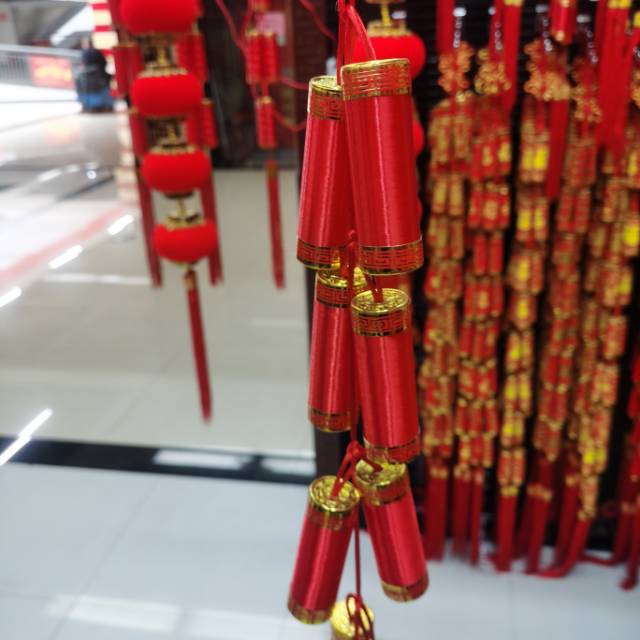A 2-cm diameter string of 8 silk-gloss firecrackers, gilded and decorated, is a festive and wedding item for moving into a new home Specification image
