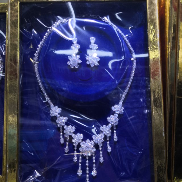 Bride jewelry earrings necklace gift box company annual meeting dress earrings necklace gift box