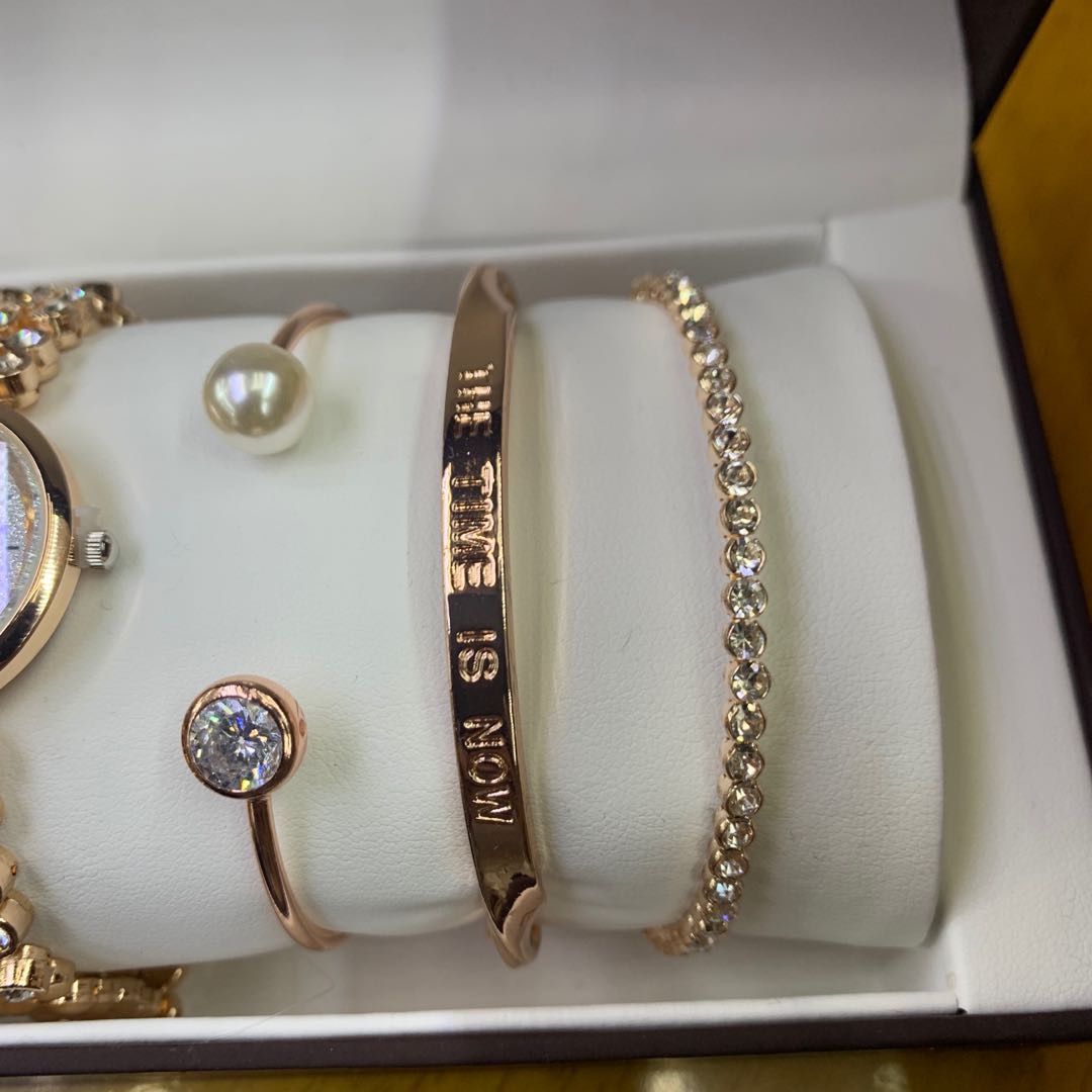轻奢四件套装钻石细闪女表刻字珍珠手镯细节图