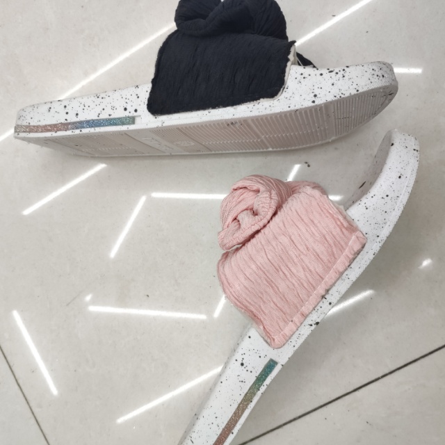 Ms. Xia went out wearing fashionable flip-flops with a bow and soft soles details Picture