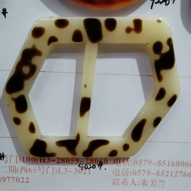 White bottom leopard print irregular shape button QQ son coat belt resin buckle accessories day buckle ring buckle accessories women's woollen cloth decoration buckle clothes men's card buckle thumbnail