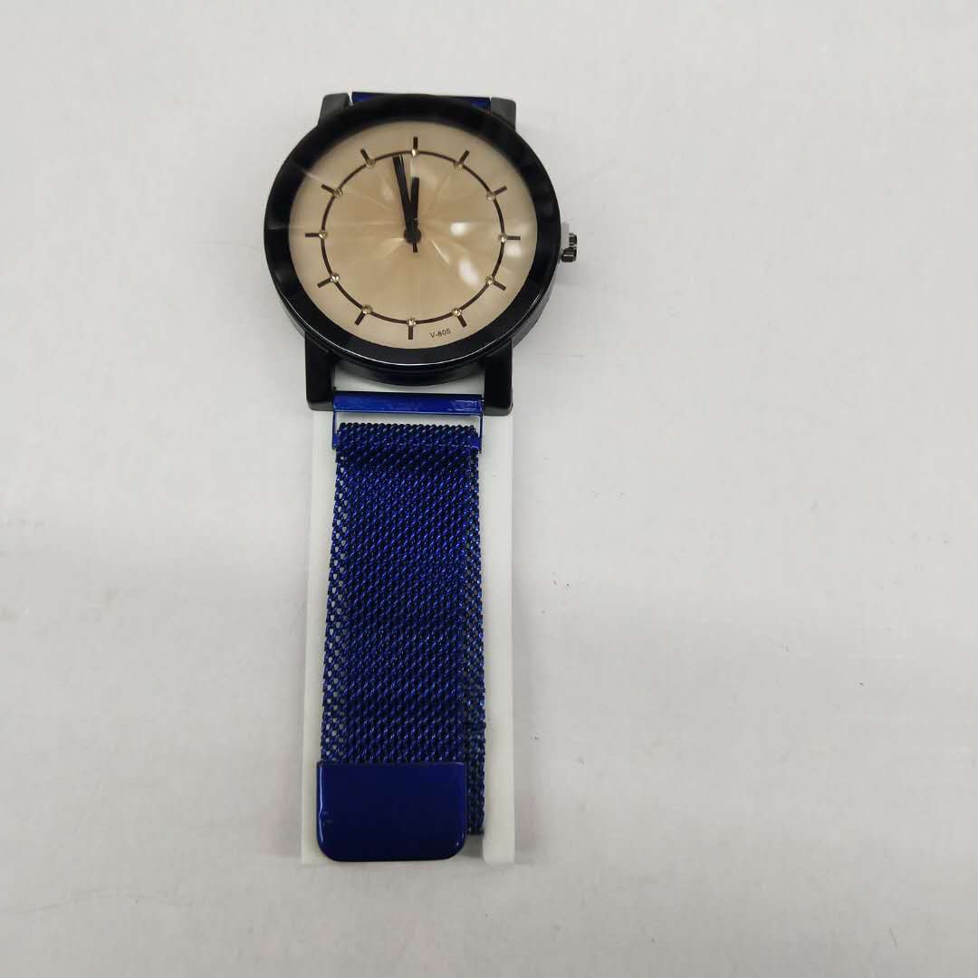 Trendy and fashionable men's quartz watches and adult watches