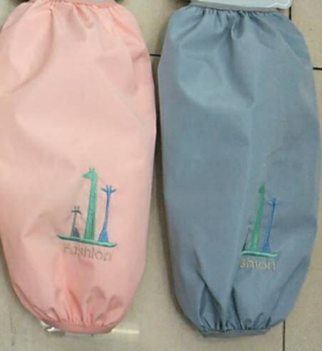 Waterproof sleeve protectors for women, long oil-resistant sleeves for work, cute and fashionable office sleeves, short sleeves for men, adults, autumn and winter Korean version giraffes Specification image