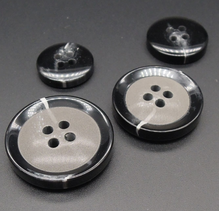 Manufacturers Direct Sales Of High-Grade Four Eyes Resin Button Resin Button Four Eyes Shirt Button Black White Four Eyes Wide Edge Thin Edge Bread Button Suit Big Coat Button