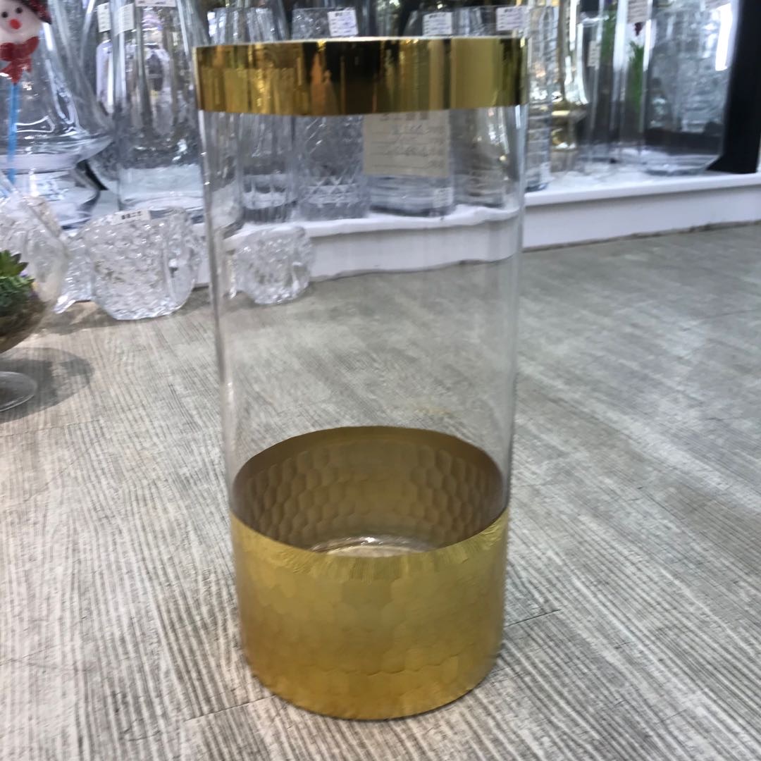 A simple and gold-plated straight vase