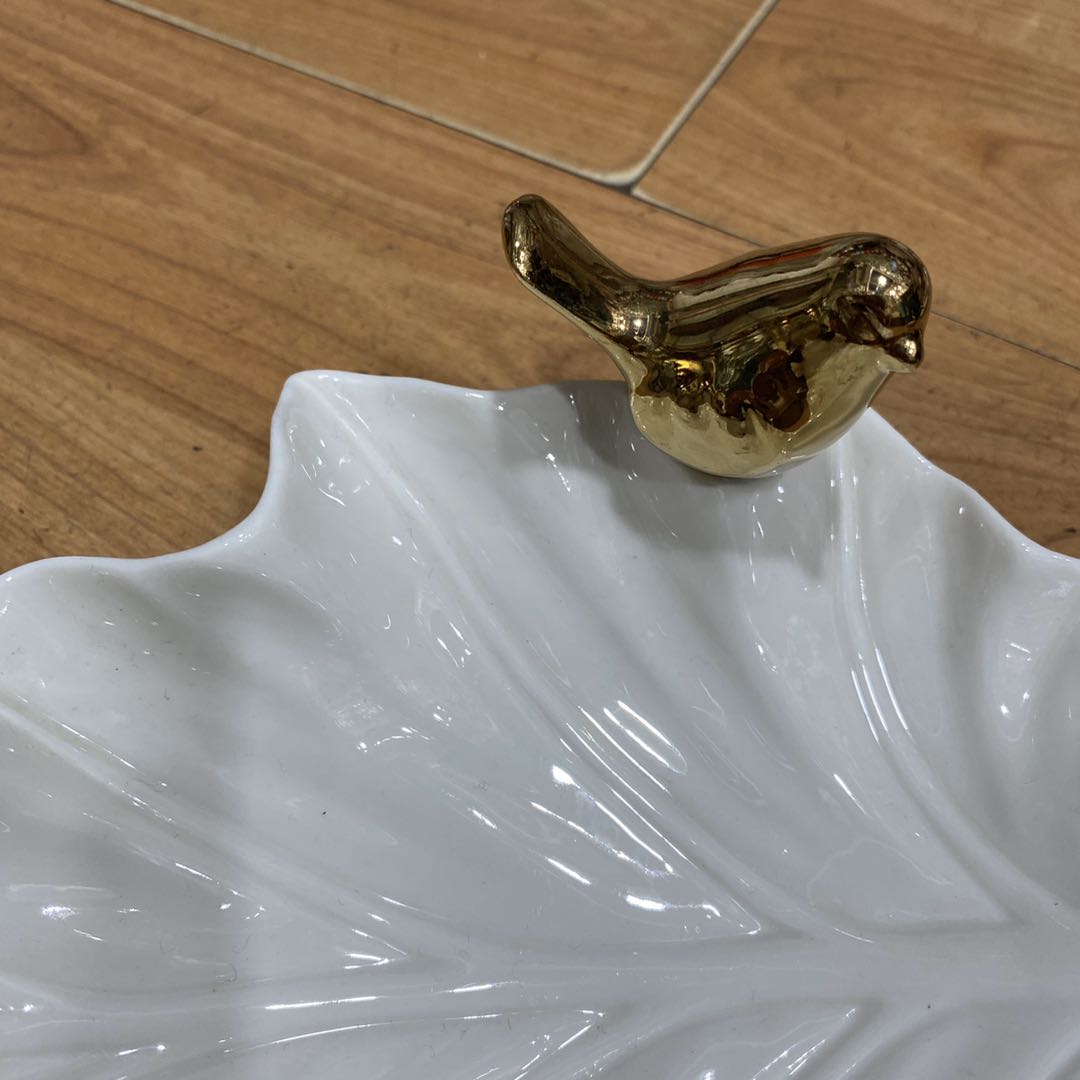 厂家直销陶瓷纯白叶形底座镀金小鸟工艺品细节图