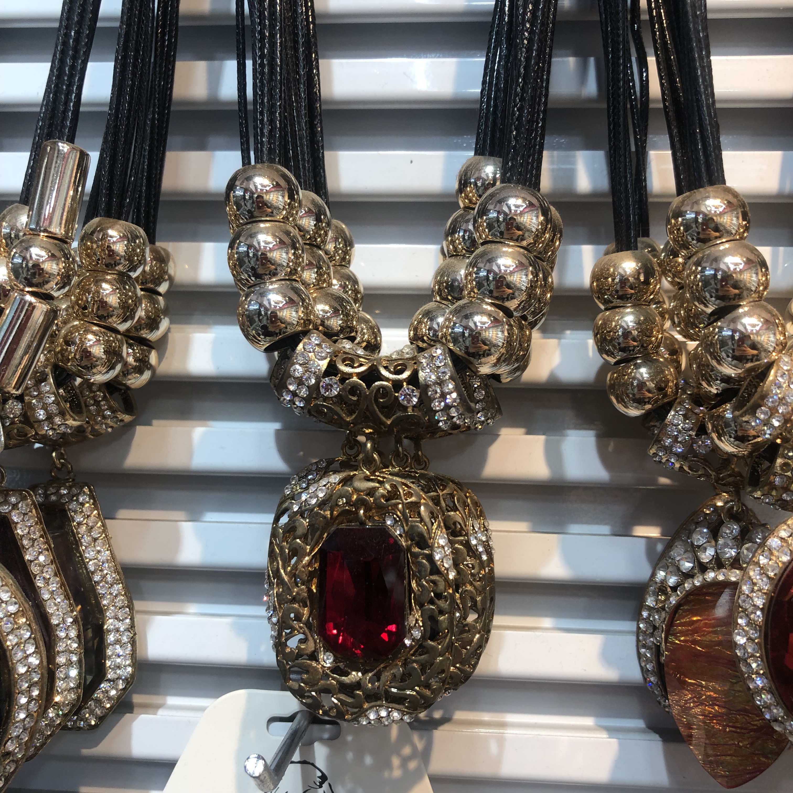 The water diamond necklace is elegant, high-end, ethnic style, versatile and personalized. It's a retro women's sweater with a long chain, simple for autumn and winter