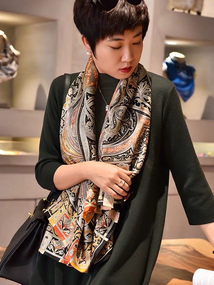 This beige pleated casual and fashionable scarf is versatile and artistic