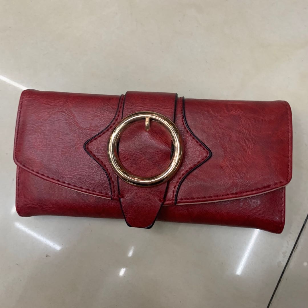 红色长款皮质钱包手拿包金属圆环点缀